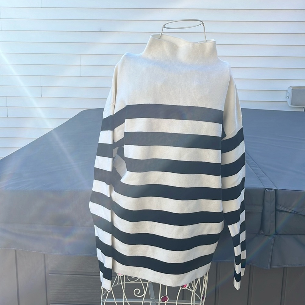 Nicole Miller, beautiful sweater, new tag, size small